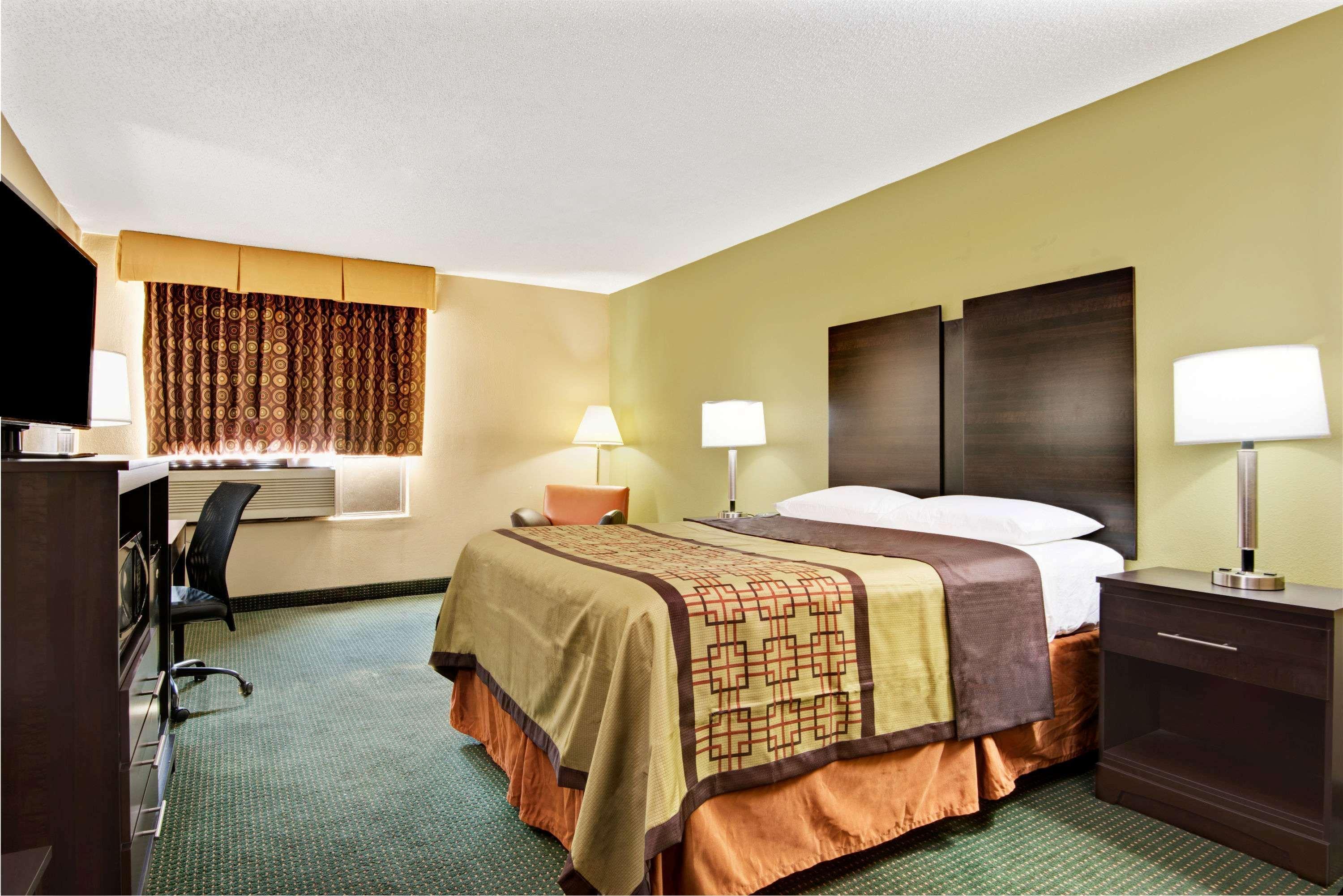 Super 8 By Wyndham Raleigh North East Hotel Eksteriør billede