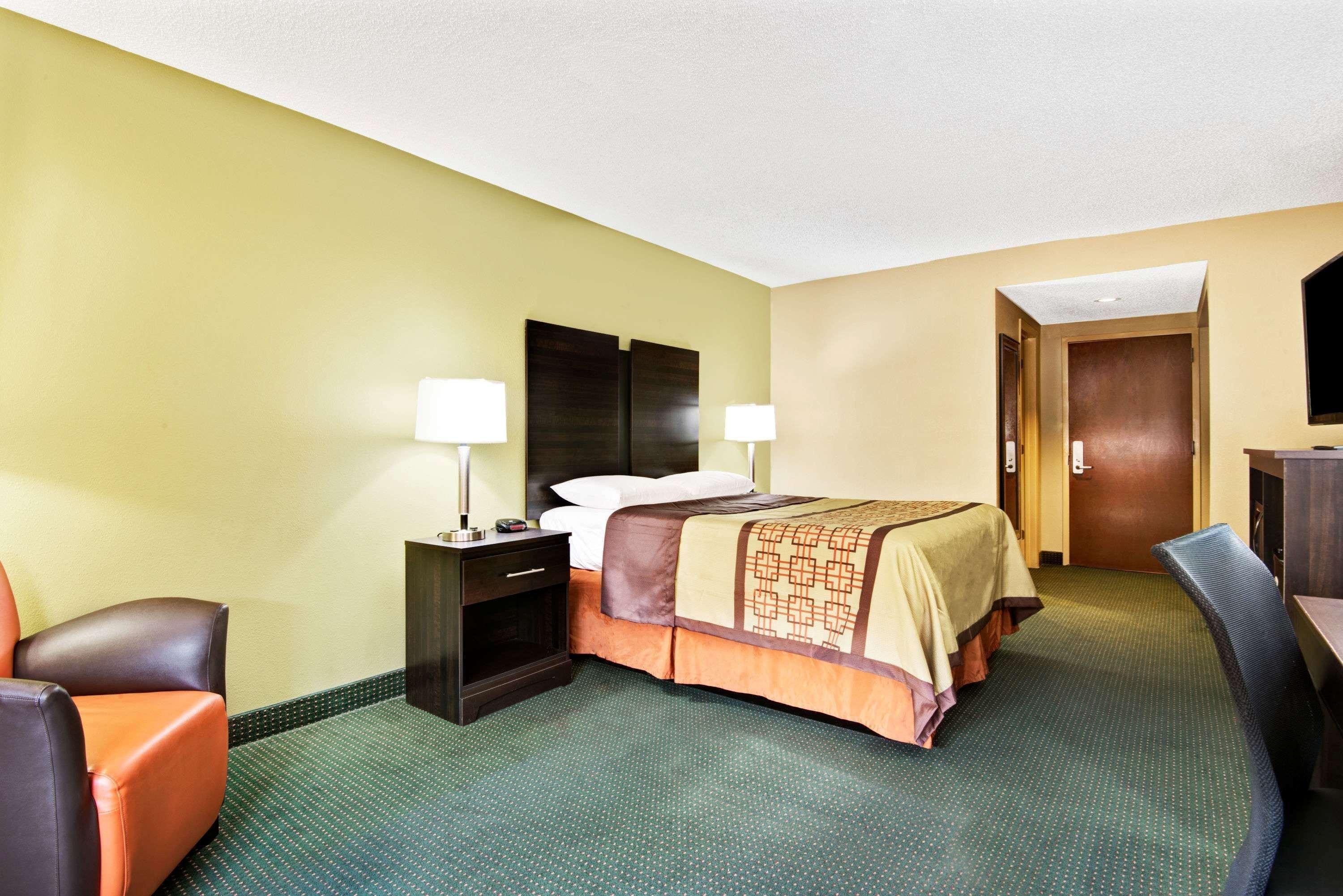 Super 8 By Wyndham Raleigh North East Hotel Eksteriør billede